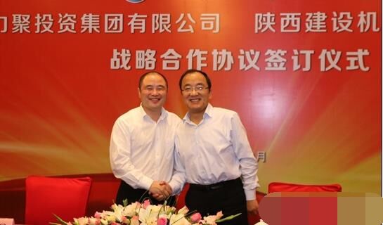 近日，陜建機(jī)械與安徽力聚簽訂戰(zhàn)略合作協(xié)議，陜建機(jī)械董事長楊宏軍，副總經(jīng)理、營銷總監(jiān)賀衛(wèi)東，安徽力聚投資集團(tuán)董事長宋執(zhí)壽，黨支部書記陳邦勤以及安徽潤路公司總經(jīng)理杜永龍等單位領(lǐng)導(dǎo)出席了會議