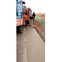 引進路緣石滑模機進行作業(yè)速度快